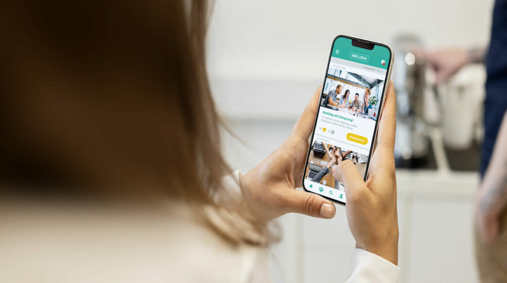 Unternehmensapp von LOLYO - Mitarbeitende mit Unternehmens App 