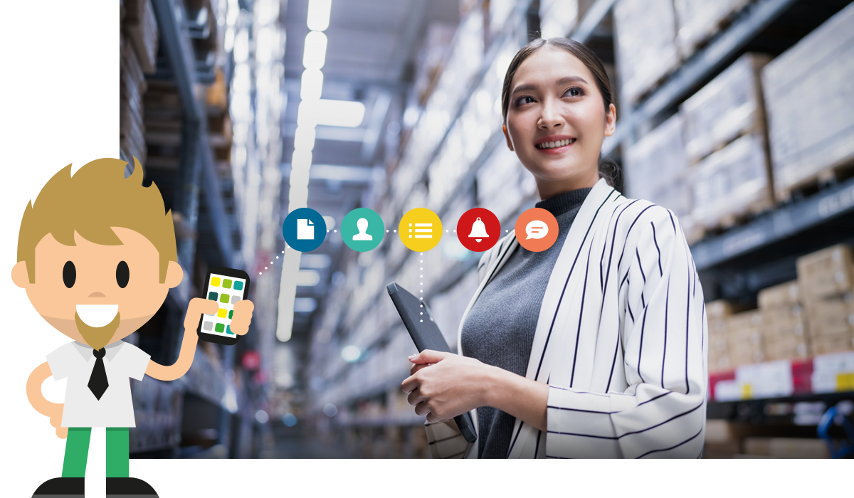 Ragazza asiatica felice nel magazzino con figura di lolyo che mostra le funzioni diverse dell'intranet mobile app