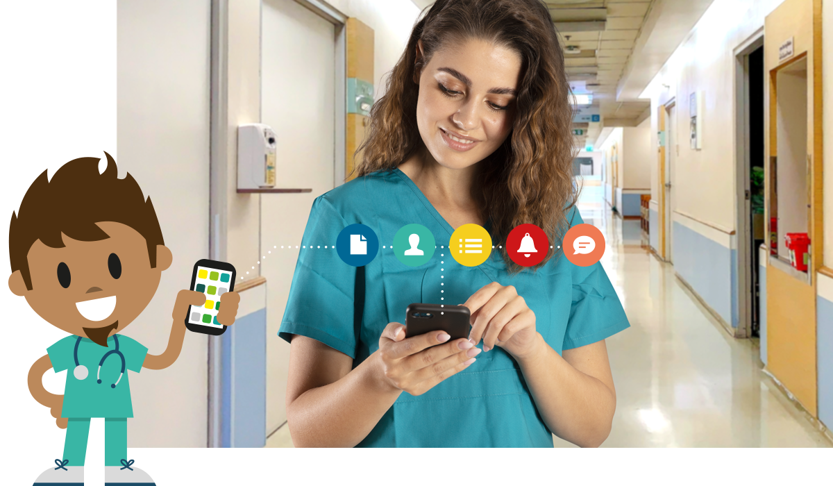 Ragazza sorridente con smartphone in mano nel corridoio di una casa di cura o di riposo utilizza l'intranet mobile di lolyo