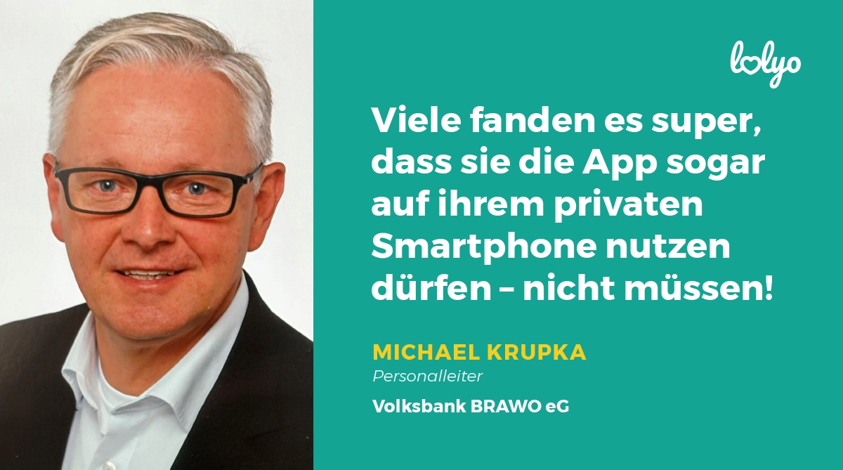 "Viele fanden es super, dass sie die App sogar auf ihrem privaten Smartphone nutzen dürfen – nicht müssen!“ – Mitarbeiter-App Zitat + Portrait von Michael Krupka, Personalleiter bei der Volksbank BRAWO