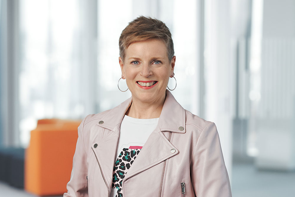 Michaela Gold, Teamleiterin Online und Social Media bei der ASFINAG, setzt jetzt bei der internen Kommunikation und beim Recruiting auf die LOLYO Mitarbeiter-App „POLLI“.
