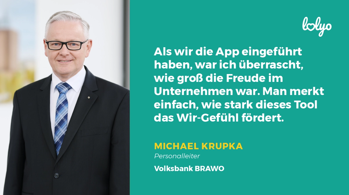 Hr. Krupka zur Mitarbeiter-App im Finanzwesen Als wir die Mitarbeiter-App eingeführt haben, war ich überrascht, wie groß die Freude im Unternehmen war. Man merkt einfach, wie stark dieses Tool das Wir-Gefühl fördert.“ — Zitat zur Mitarbeiter-App von Michael Krupka, Personalleiter Volksbank BRAWO - Profilbild - Logo